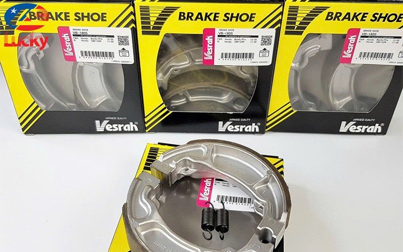 Hình ảnh so sánh má phanh trước (đĩa) và má phanh sau (cơ) của xe máy