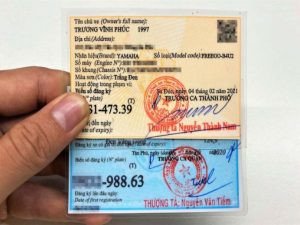 Hình ảnh so sánh mẫu giấy đăng ký xe cũ và mới, thể hiện sự phát triển về thiết kế qua các năm.
