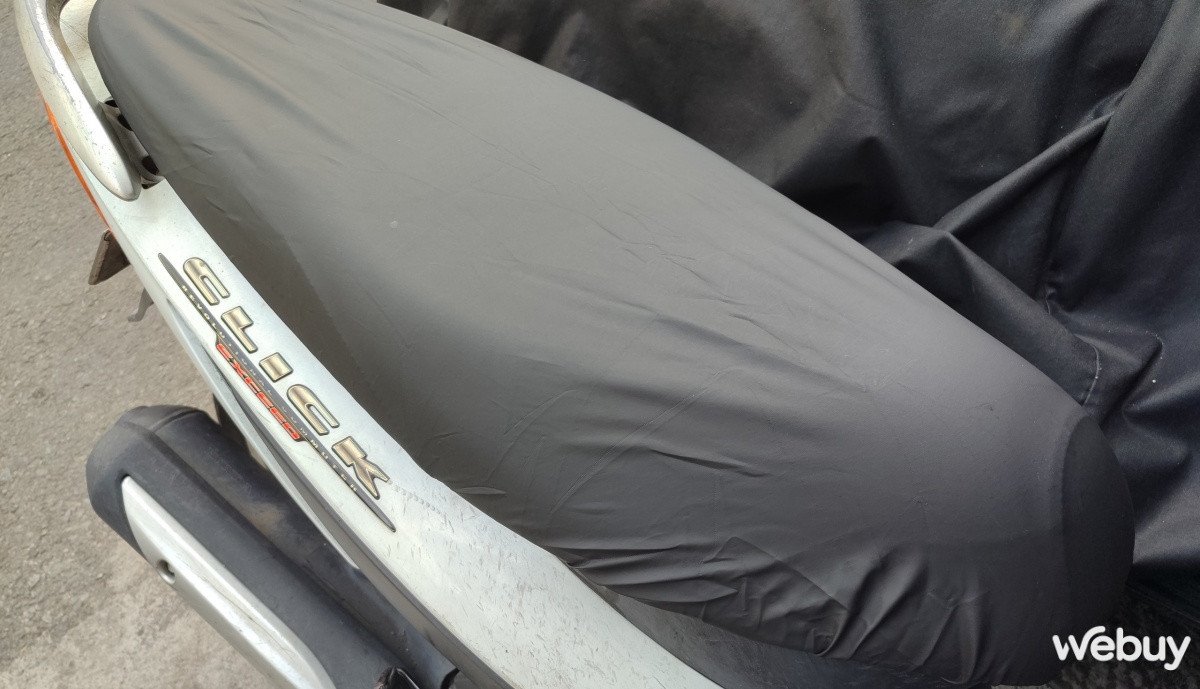 Hình ảnh so sánh trước và sau khi lắp tấm bọc yên xe máy tạm thời