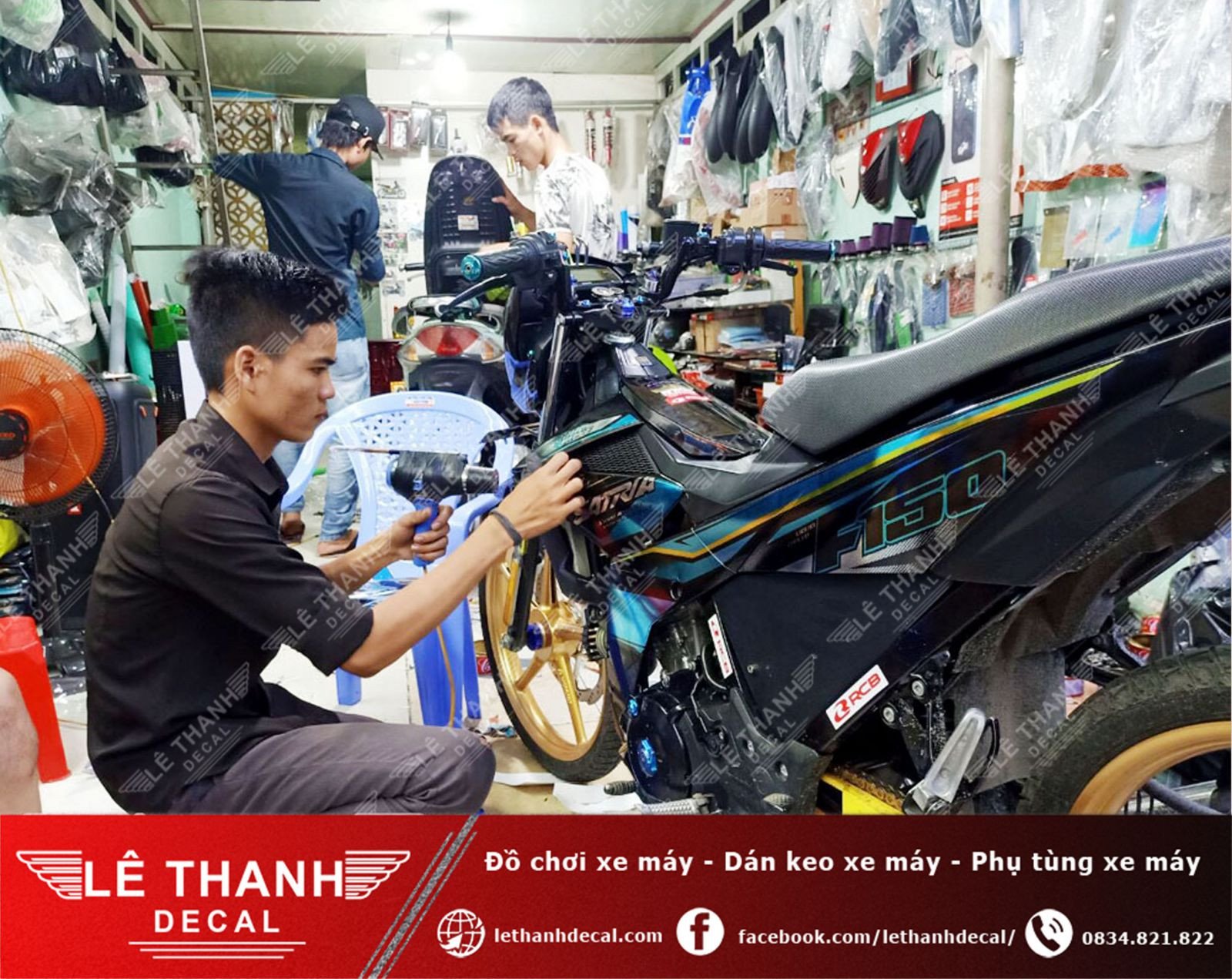 Hình ảnh sử dụng máy sấy tóc để làm mềm decal trước khi gỡ