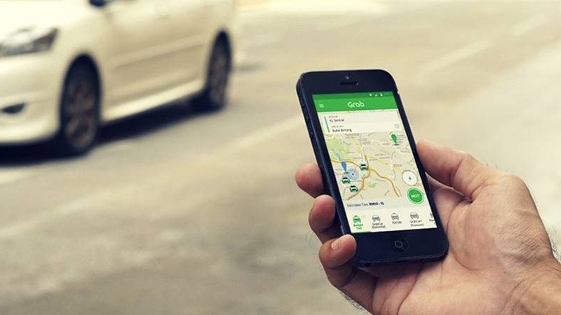 Hình ảnh tài xế taxi công nghệ đang chờ khách tại một địa điểm du lịch ở Đà Lạt
