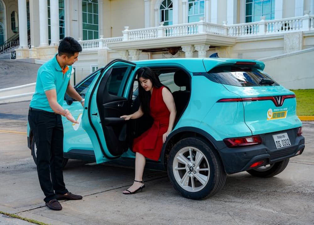 Hình ảnh tài xế Xanh SM đang hỗ trợ khách hàng một cách tận tình