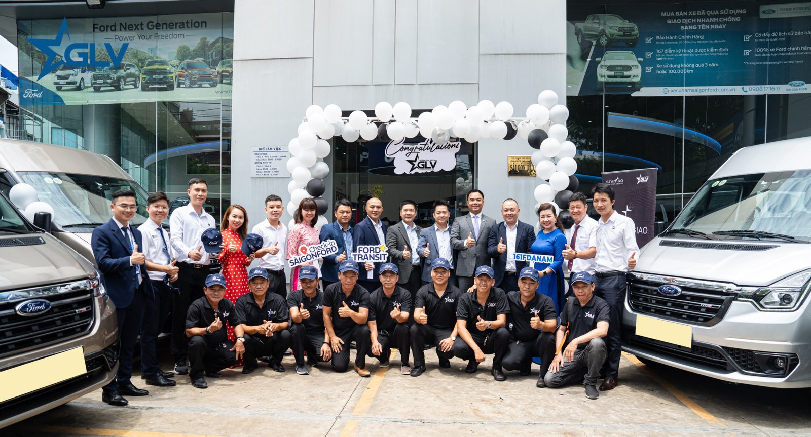 Hình ảnh tập thể nhân viên thân thiện