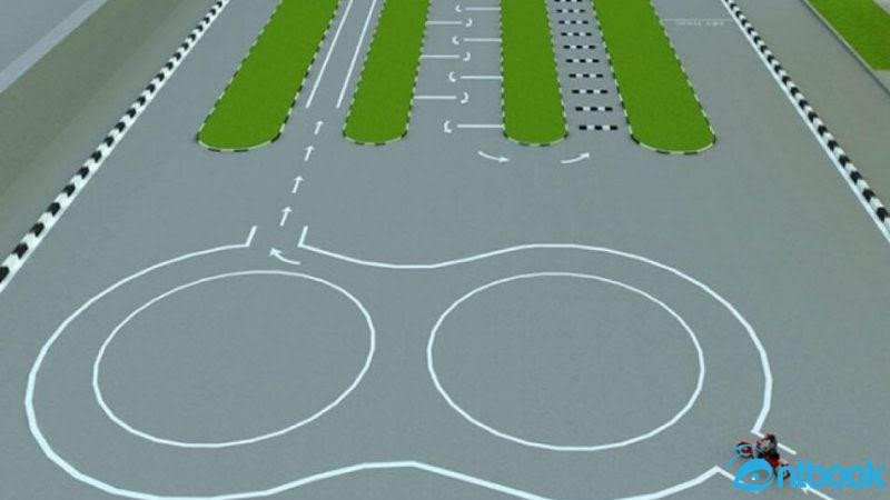 Hình ảnh tập trung vào kỹ thuật ôm cua khi đi vòng số 8 xe máy