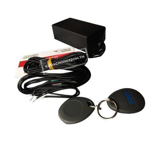 Hình ảnh thể hiện một thiết bị định vị GPS nhỏ gọn được giấu trong xe máy