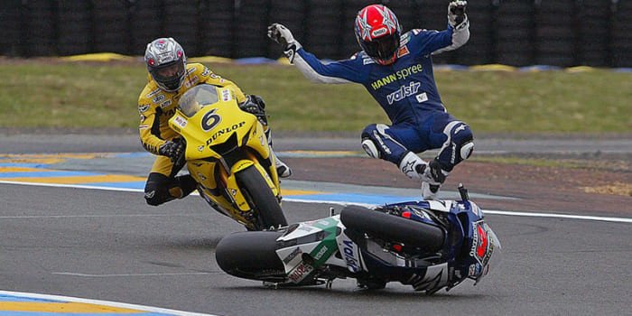 Hình ảnh thể hiện sự cần thiết của bảo hiểm khi xảy ra va chạm giao thông