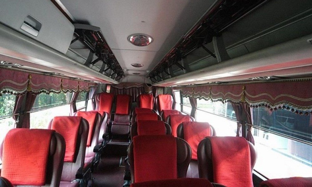 Hình ảnh thể hiện sự chuyên nghiệp và tiện nghi bên trong xe khách 16 chỗ