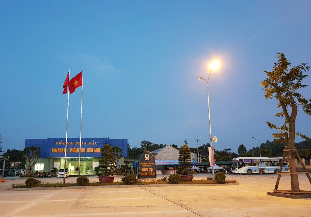 Hình ảnh thể hiện sự nhộn nhịp tại khu vực đón khách của bến xe phía Bắc Thanh Hóa