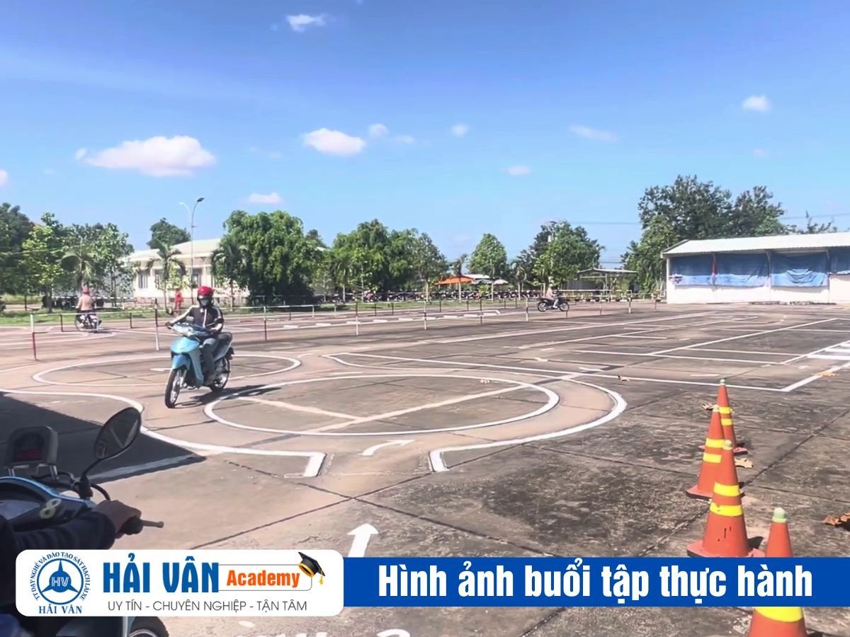 Hình ảnh thí sinh đang thực hiện bài thi thực hành lái xe máy trên sa hình chuẩn