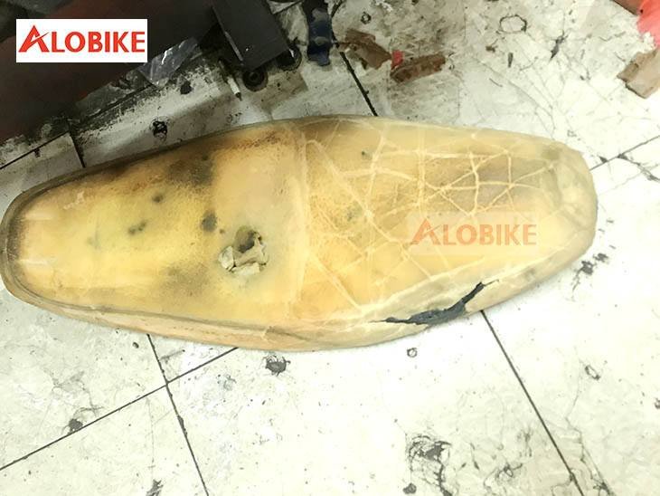 Hình ảnh thợ đang vệ sinh và chuẩn bị mút yên trước khi bọc áo mới