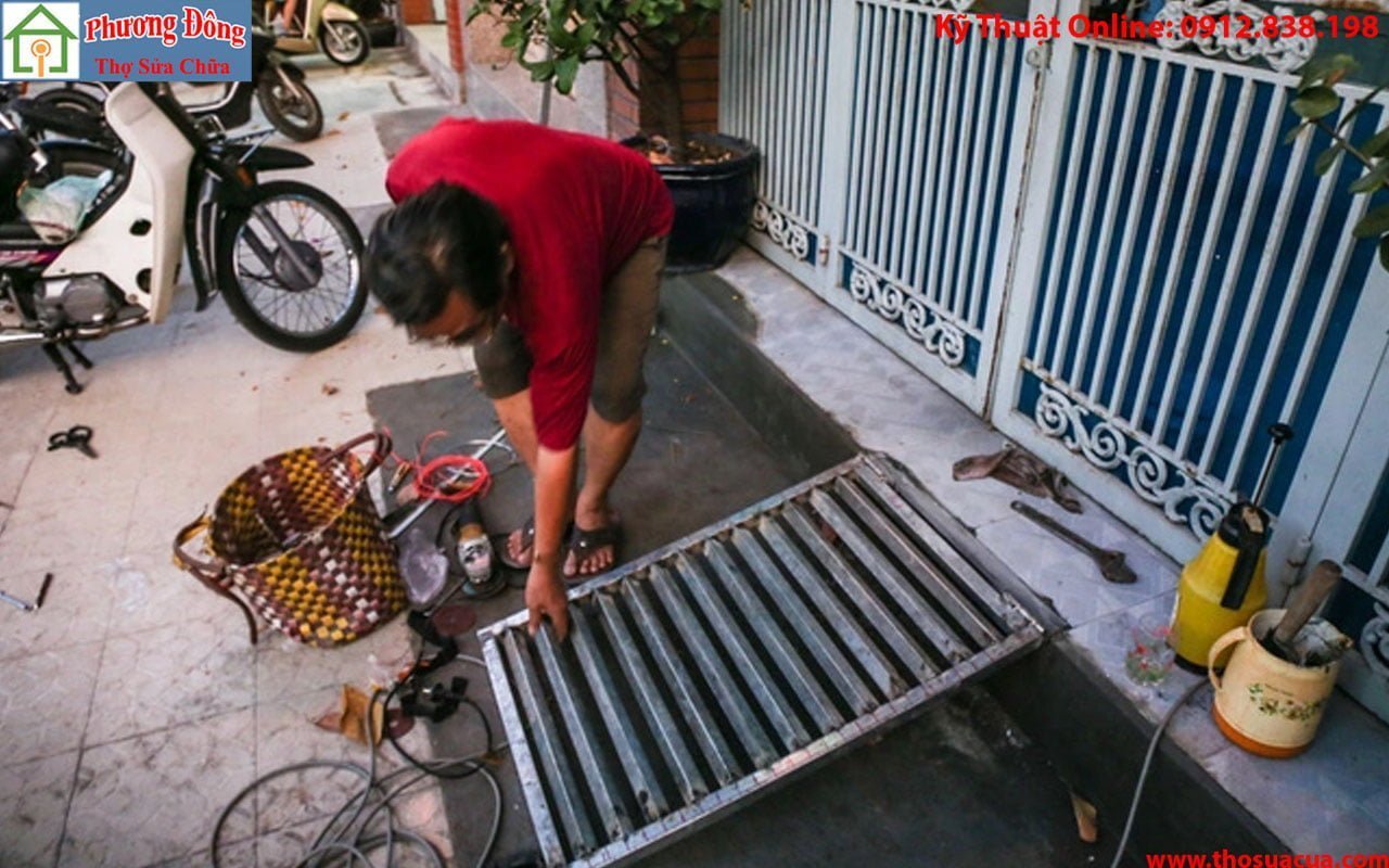 Hình ảnh thợ hàn đang gia công dốc dẫn xe máy