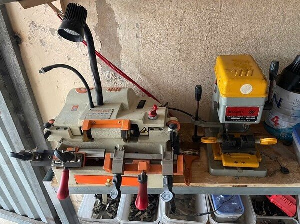 Hình ảnh thợ khóa đang sử dụng máy móc chuyên dụng