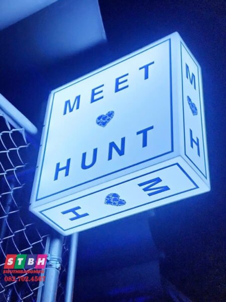 Hình ảnh thợ sửa xe máy đẹp đang làm việc tập trung