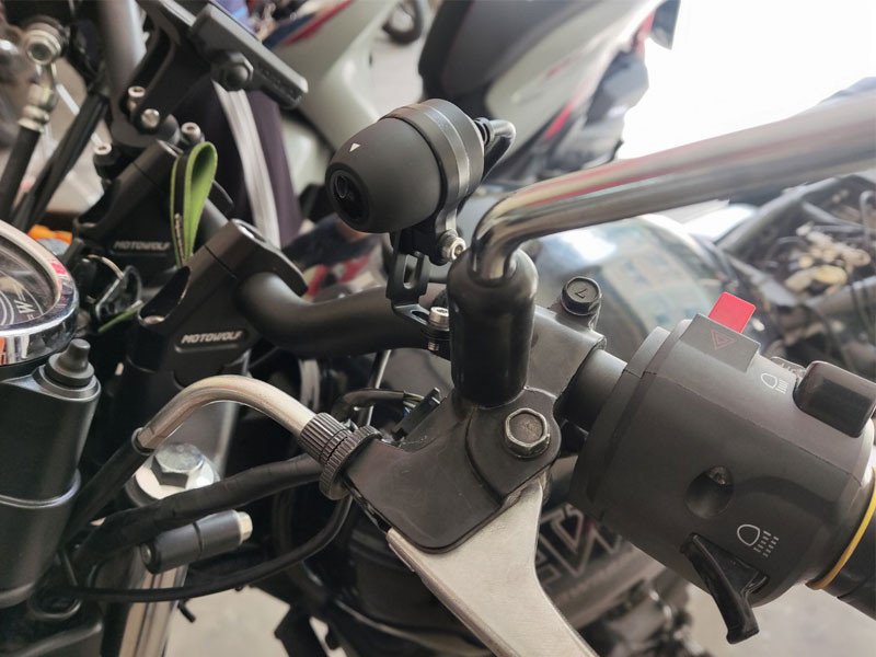 Hình ảnh thực tế lắp đặt camera hành trình trước sau trên xe phân khối lớn