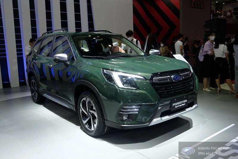 Hình ảnh tổng quan chiếc Subaru Forester màu trắng, thể hiện kiểu dáng SUV 5 chỗ đặc trưng