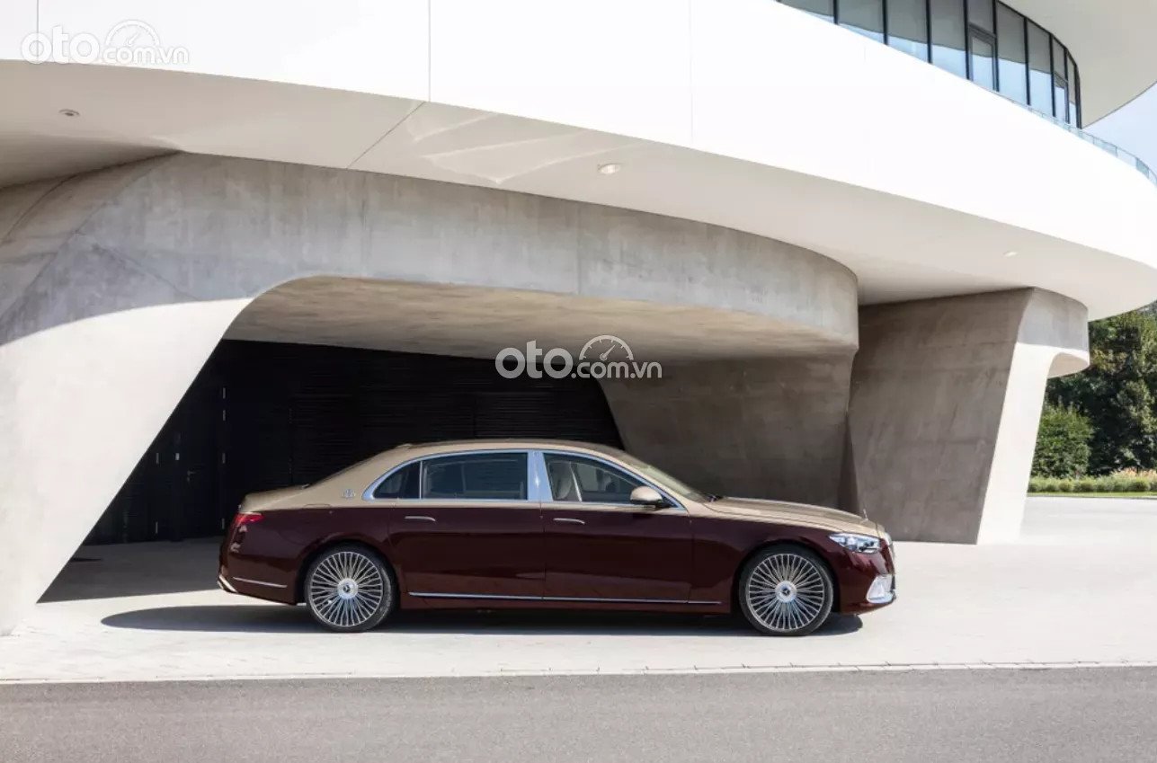 Hình ảnh tổng quan phần thân chiếc Maybach S680 4Matic, làm nổi bật chiều dài và thiết kế sang trọng.