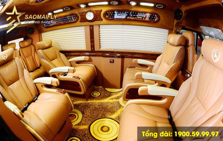 Hình ảnh tổng quan về một chiếc xe limousine Sao Mai màu trắng đang chuẩn bị khởi hành