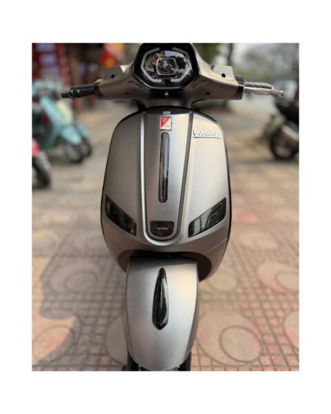 Hình ảnh tổng quan xe máy điện Victoria V38 với thiết kế phong cách Vespa
