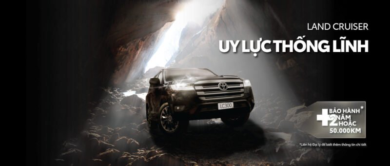 Hình ảnh tổng thể của chiếc Toyota Land Cruiser thể hiện sự mạnh mẽ và uy lực trên mọi địa hình