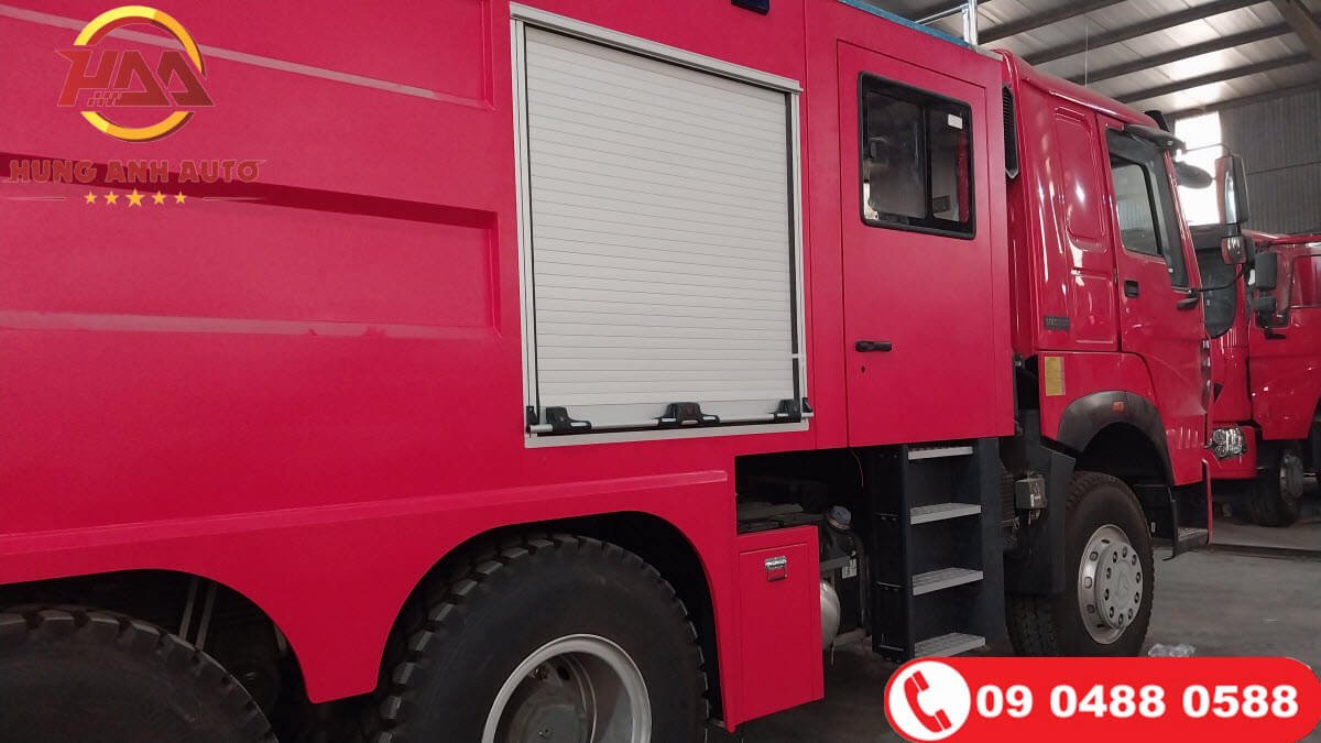 Hình ảnh tổng thể một chiếc xe cứu hỏa đậu sẵn sàng tại đơn vị PCCC
