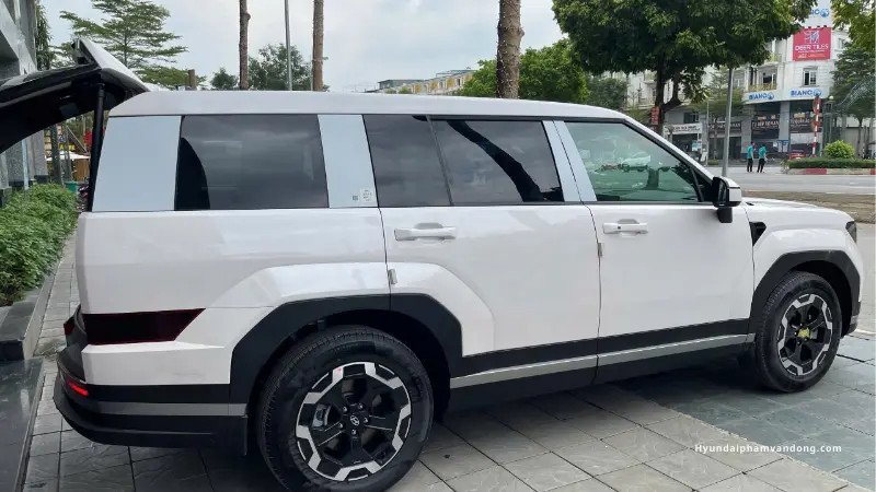 Hình ảnh tổng thể phần thân xe Hyundai SantaFe 2025 đang di chuyển