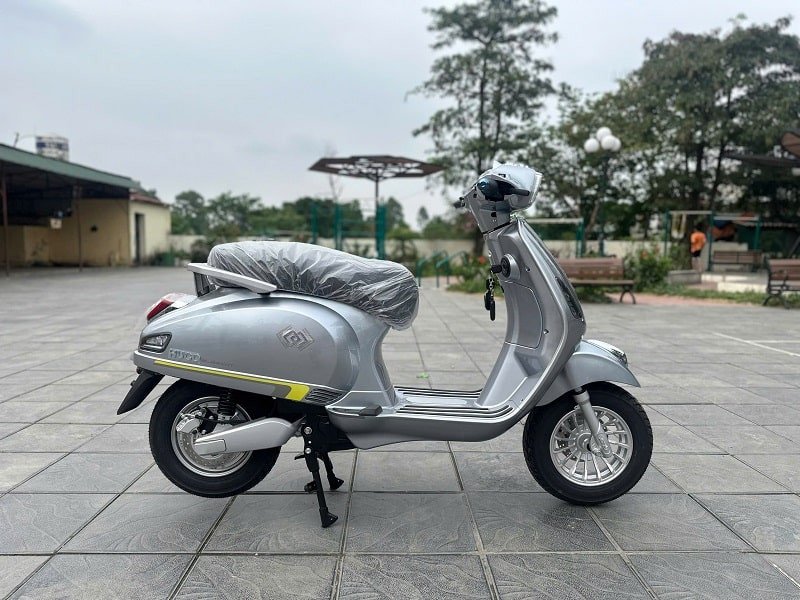 Hình ảnh tổng thể xe máy điện Hugo với nhiều màu sắc tùy chọn