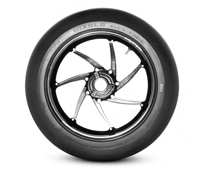 Hình ảnh vành đúc xe máy có kích thước nhỏ gọn nhưng trọng lượng lớn hơn vành nan hoa