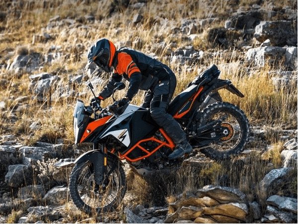 Hình ảnh vành nan hoa xe máy xử lý tốt các ổ gà và địa hình không bằng phẳng