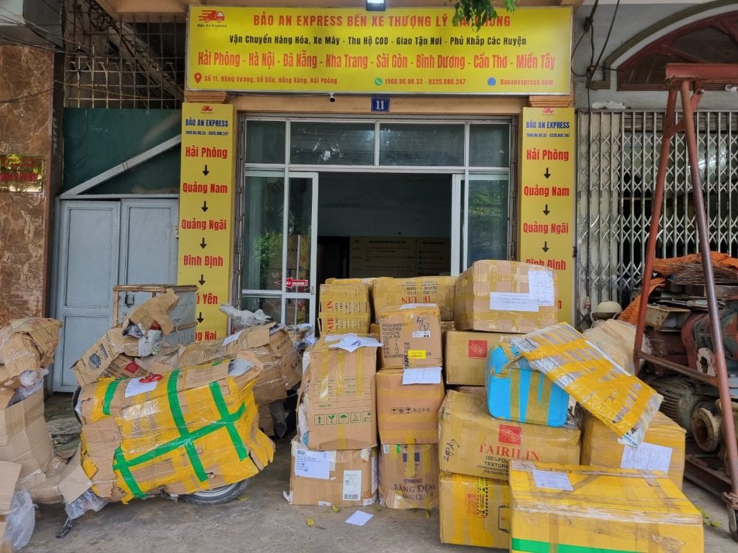 Hình ảnh về các loại xe limousine đang chờ khách tại bến