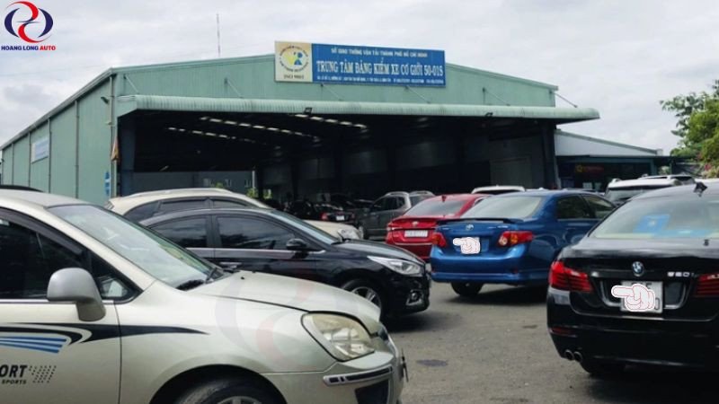 Hình ảnh về việc kiểm tra lốp xe hoặc hệ thống đèn như một bước chuẩn bị trước khi đăng kiểm