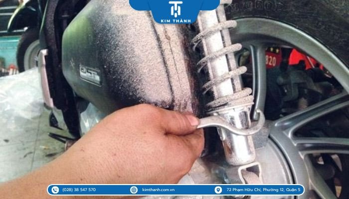 Hình ảnh về việc kiểm tra và xử lý phuộc nhún bị biến dạng gây lệch đầu xe