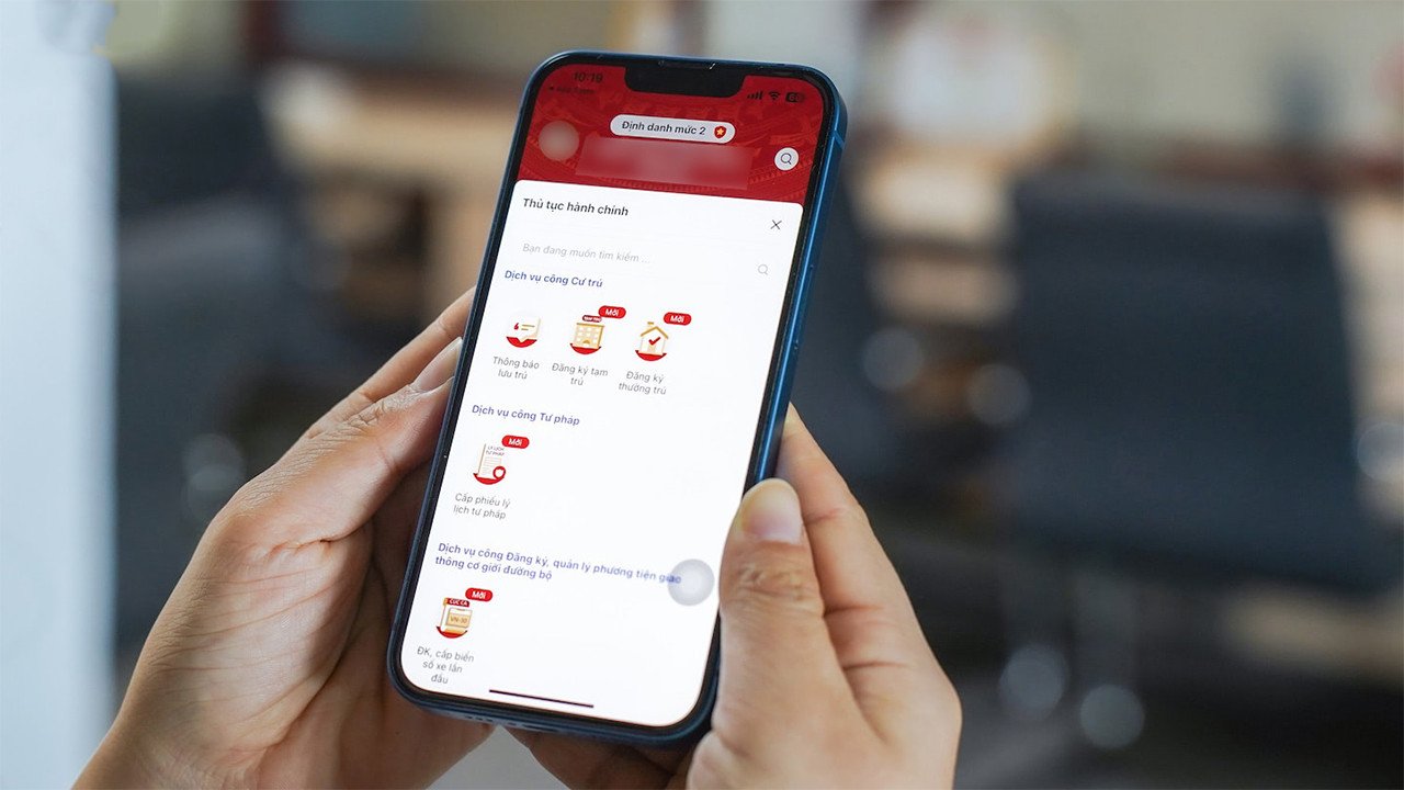 Hình ảnh về việc nhận giấy tờ đăng ký xe qua đường bưu điện sau khi đăng ký online