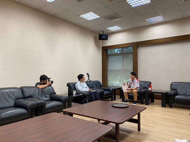 Hình ảnh Wu Yicheng làm việc tại Việt Nam để tìm hiểu thị trường