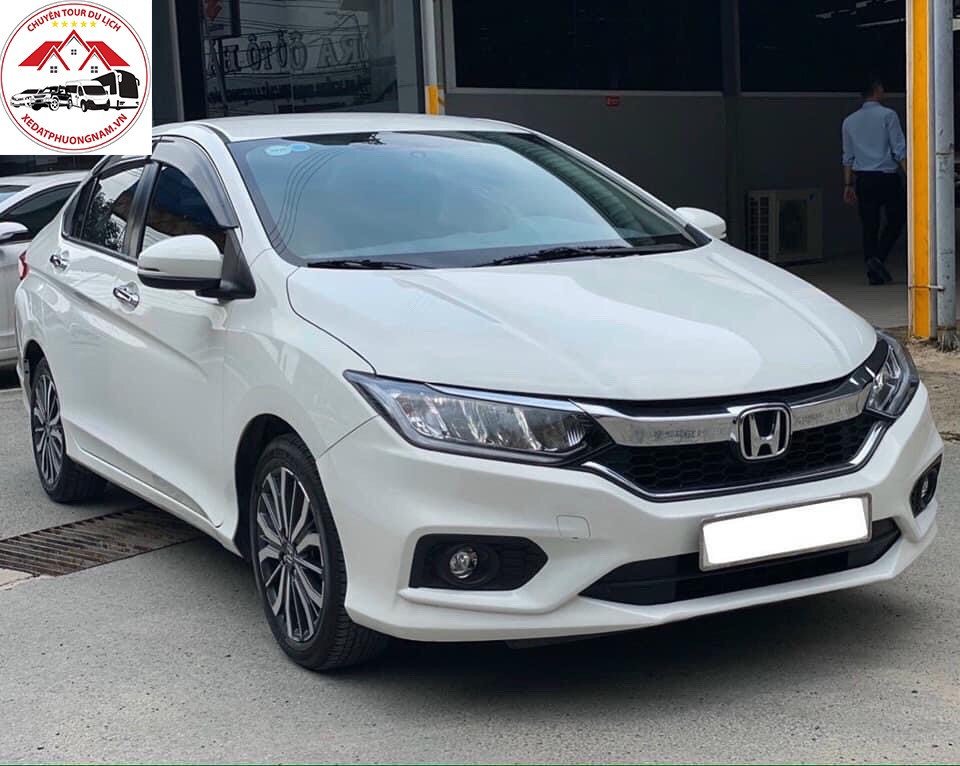 Hình ảnh xe 4 chỗ sẵn sàng phục vụ đưa đón khách tại sân bay