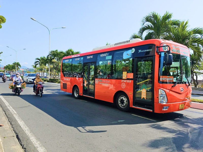 Hình ảnh xe buýt hiện đại tại Nha Trang