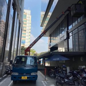 Hình ảnh xe cẩu tự hành loại nhỏ đang hoạt động trong khu vực có không gian hạn chế