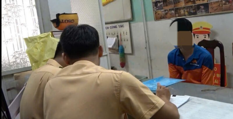 Hình ảnh xe cứu thương đang di chuyển khẩn cấp trên đường phố