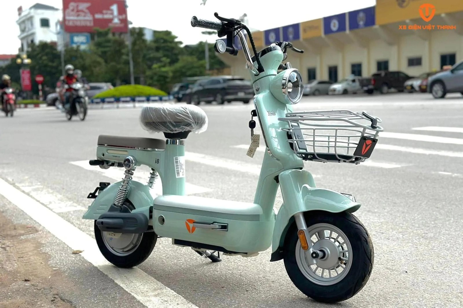 Hình ảnh xe đạp điện YADEA i8 với thiết kế hiện đại và màu sắc trẻ trung