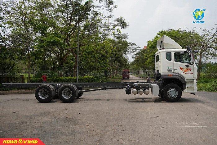 Hình ảnh xe đầu kéo container đang di chuyển trên đường cao tốc