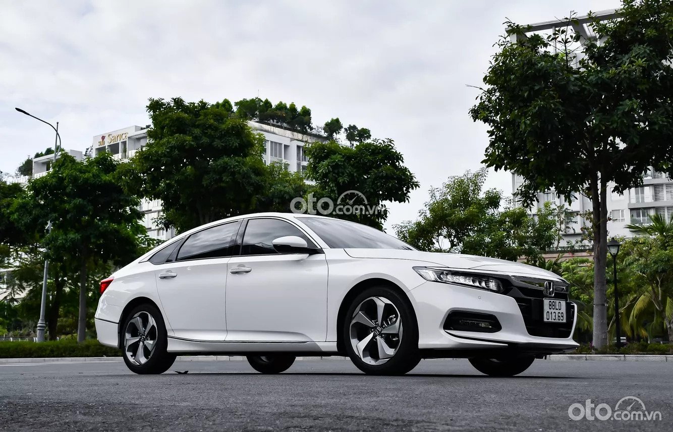 Hình ảnh xe Honda Accord thế hệ mới đang di chuyển trên đường