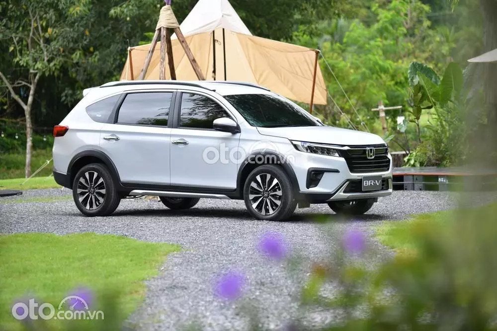 Hình ảnh xe Honda BR-V đang lăn bánh trên đường phố