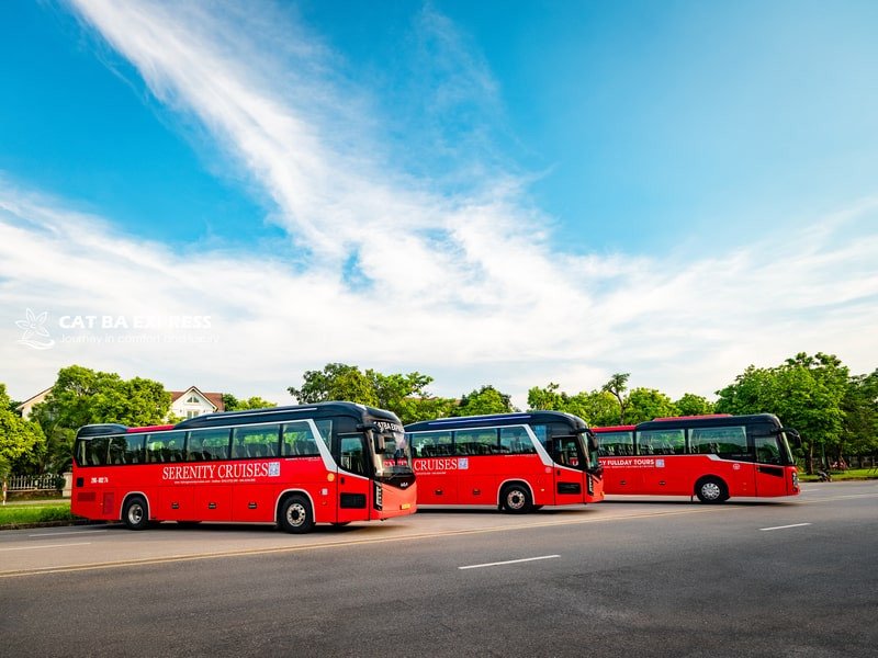 Hình ảnh xe khách chất lượng cao chuẩn bị khởi hành từ Hà Nội đi Cát Bà