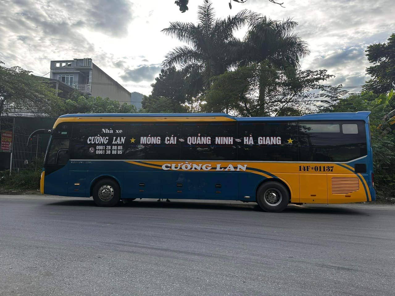 Kinh Nghiệm Di Chuyển Bằng Xe Thái Nguyên Hà Giang An Toàn Hình ảnh xe khách chất lượng cao đang di chuyển trên cao nguyên đá, thể hiện sự tiện nghi của xe giường nằm