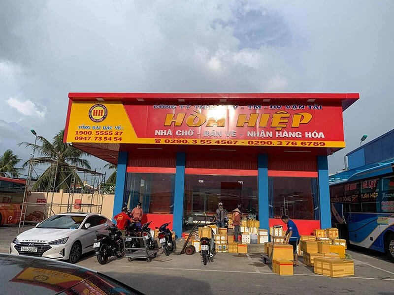 Hình ảnh xe khách Hòa Hiệp đỗ tại bến xe, chuẩn bị đón khách