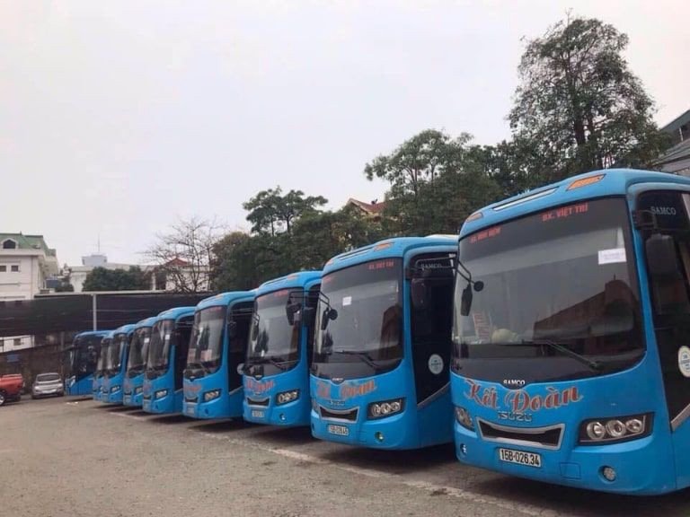 Hình ảnh xe khách Kết Đoàn với màu xanh dương đặc trưng