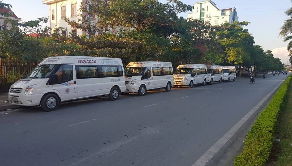 Hình ảnh xe khách Trường Sơn đang đón khách tại khu vực sân bay