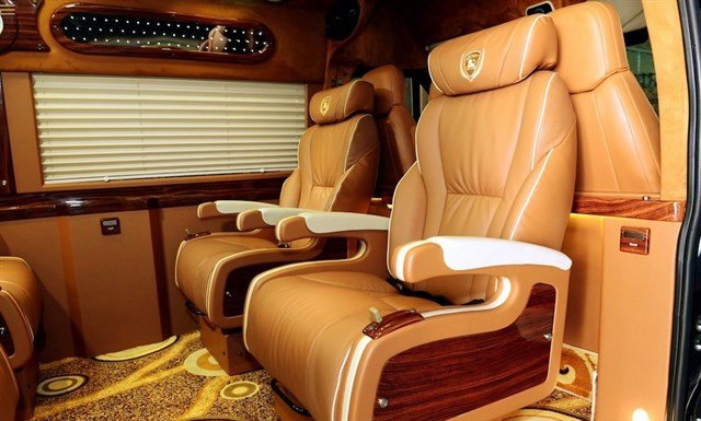 Hình ảnh xe Limousine 9 chỗ sang trọng trên đường đi