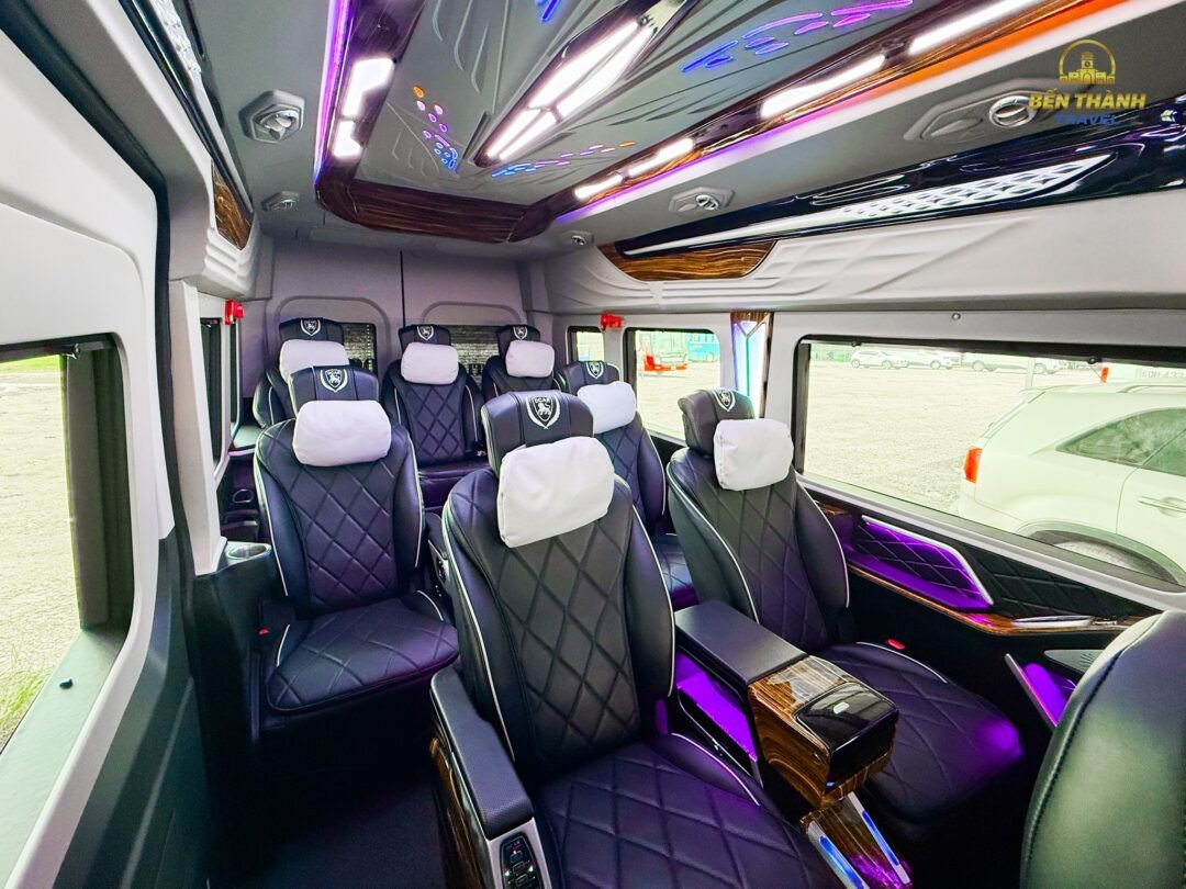 Hình ảnh xe limousine đỗ sẵn sàng đón khách