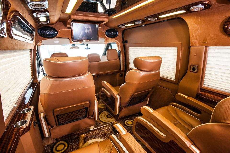 Hình ảnh xe limousine đỗ tại một điểm đón khách quen thuộc ở Hà Nội