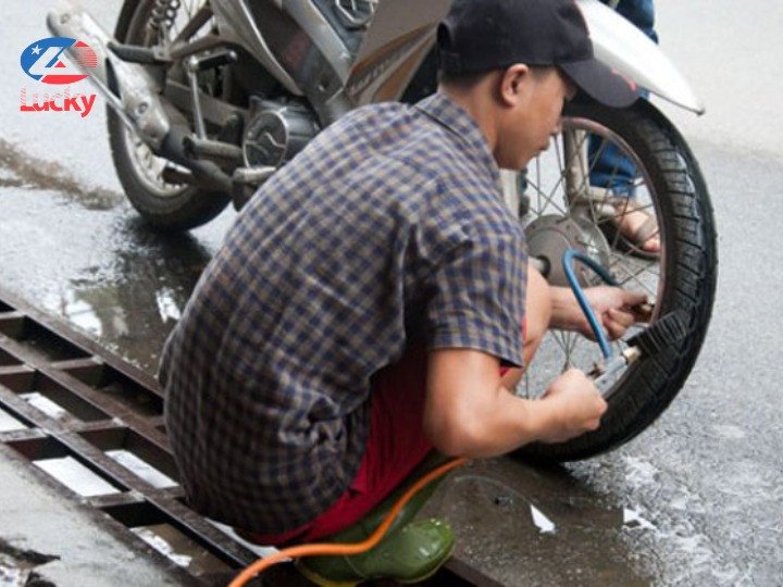 Hình ảnh xe máy bị rung lắc mạnh trong quá trình di chuyển